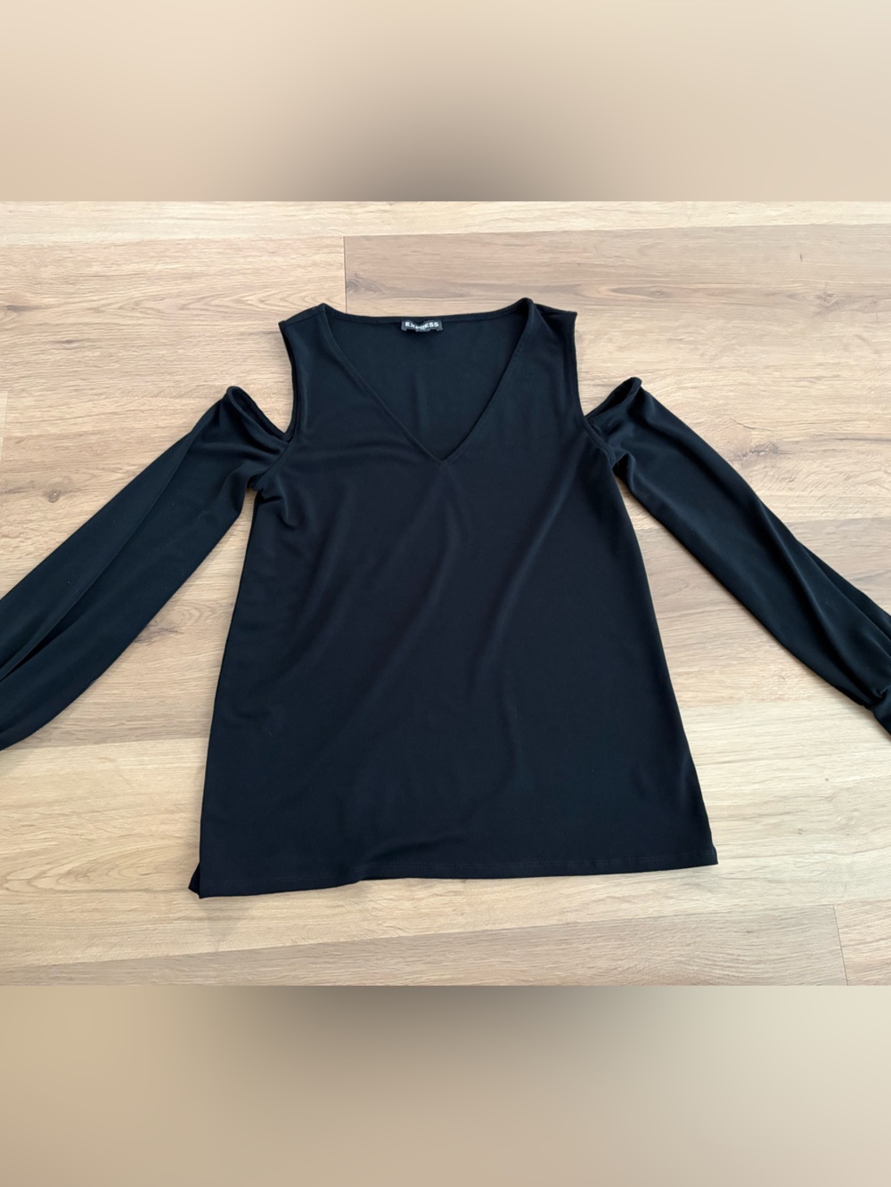 Express Cold-Shoulder V-Neck Long Sleeve Top - Black Size XS